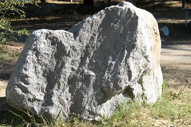 Großer Felsbrocken mit rauher Oberfläche Großer Felsbrocken
