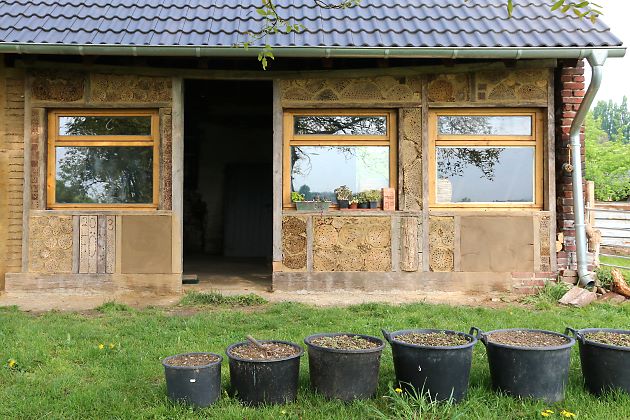 2. Wildbienen-Haus: Außenwand aus Nisthilfen